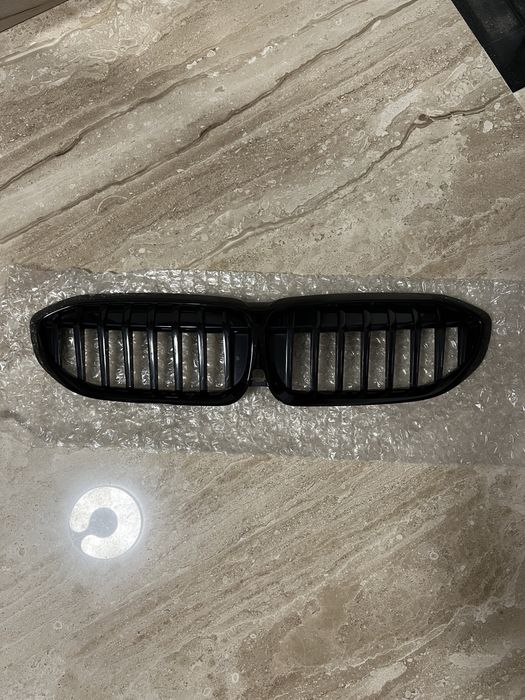 Grila negru lucios cu decupaj camera originala bmw seria 3 g20