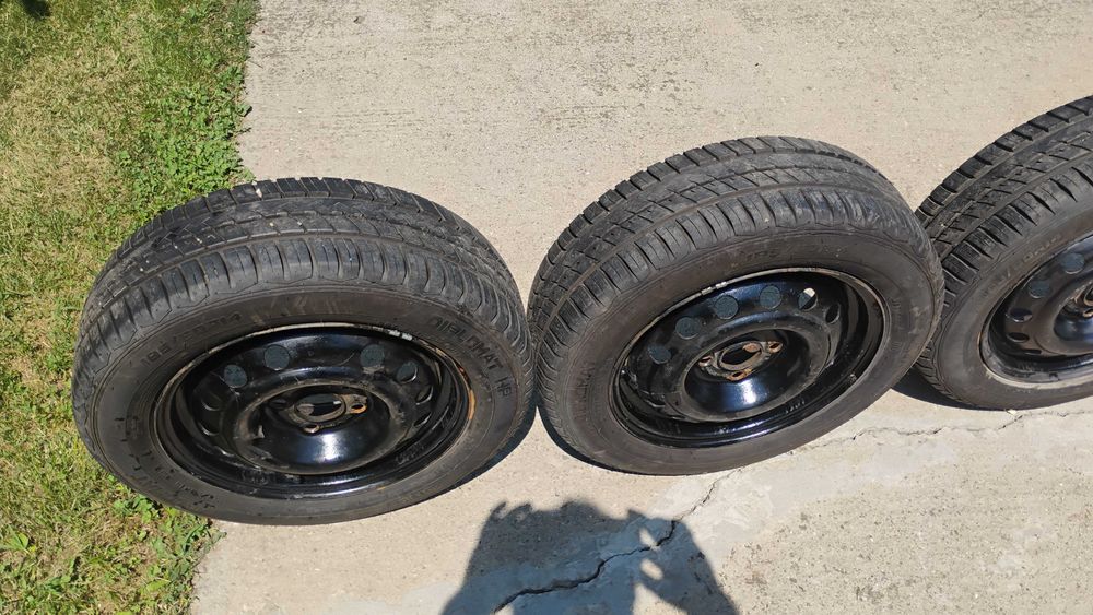 Vând 5 anvelope cu janta