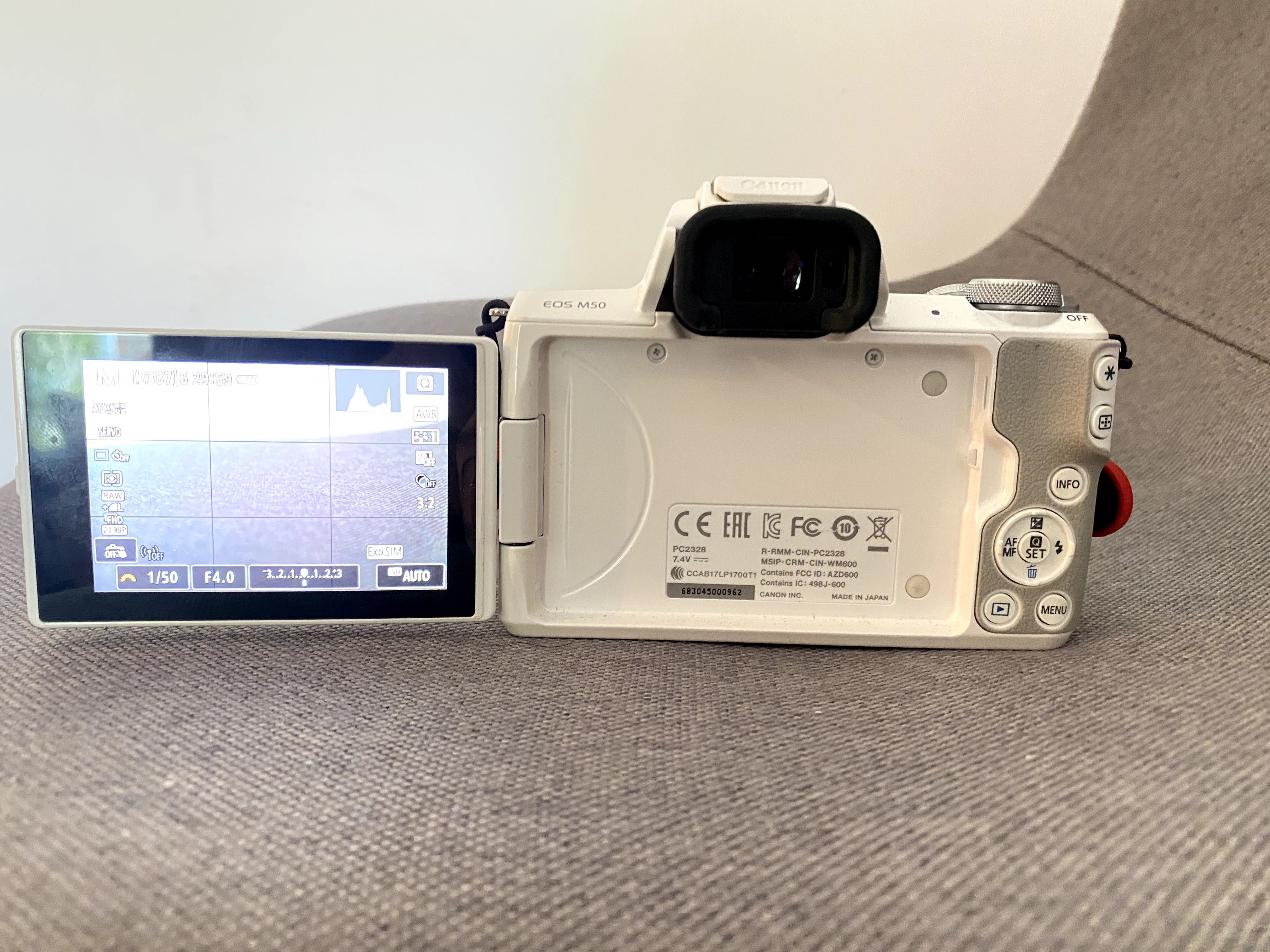 Canon EOS M50 с обективи 15-45mm и Canon 22mm f2