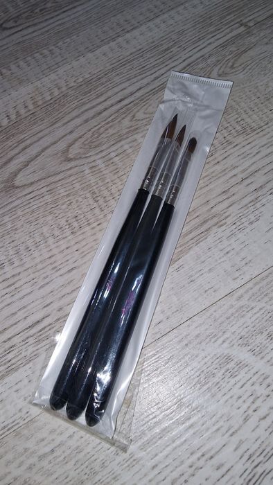 Se vând produse de unghii