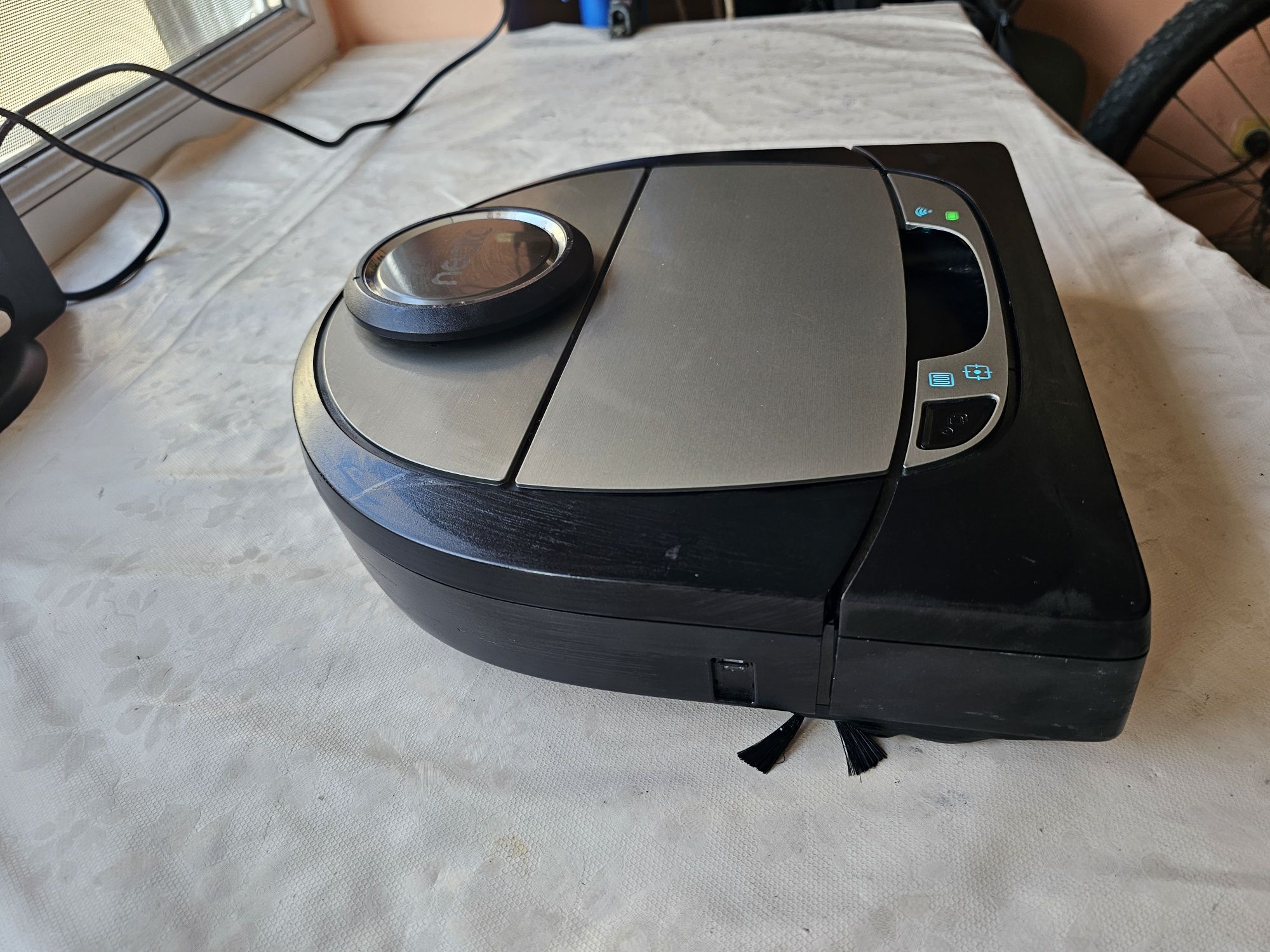 Робот прахосмукачка Neato D7