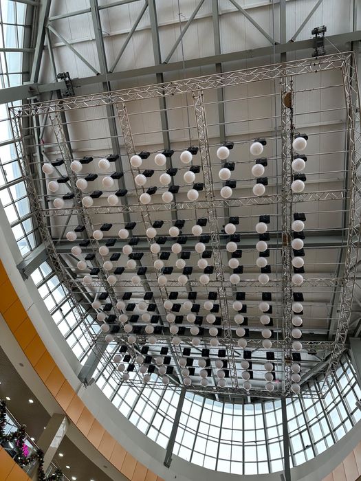 Подвесная световая конструкция смонтированна на металическом каркасе