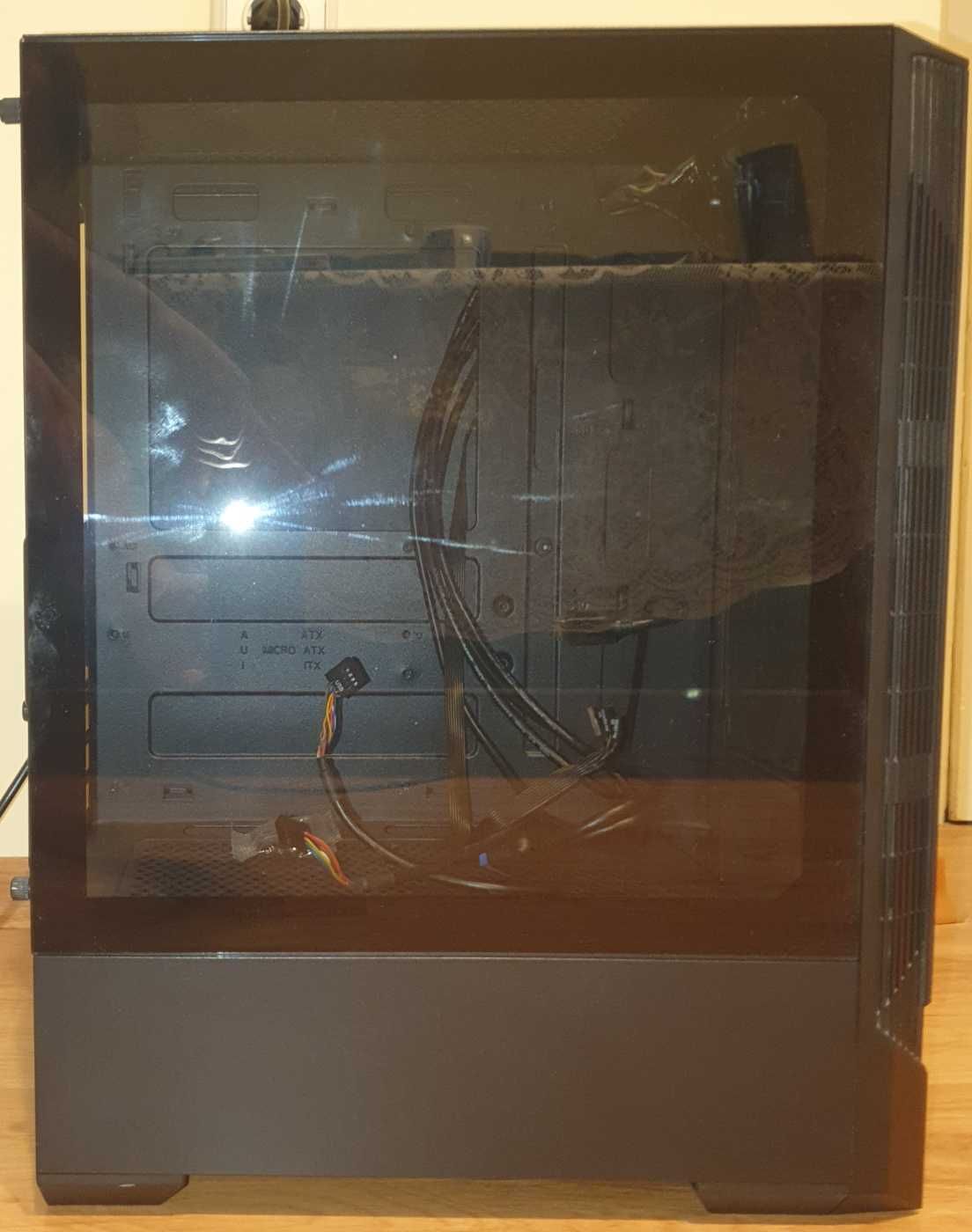 Продавам mid-tower case (кутия) FSP CMT260