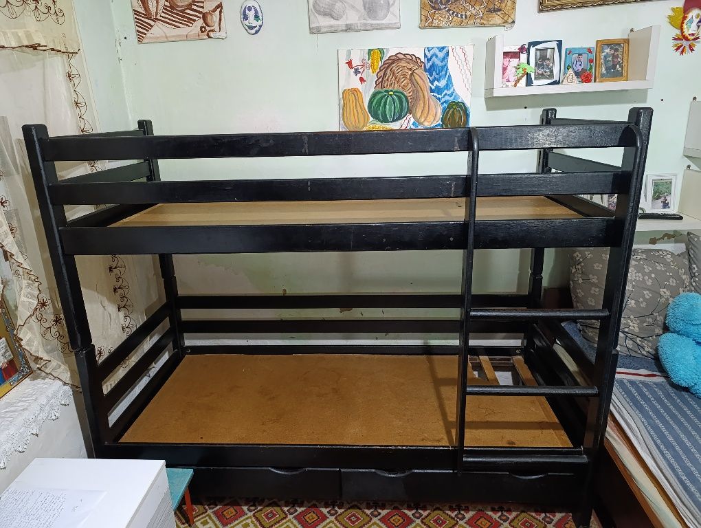 Продается двухярусная кровать, деревянная!