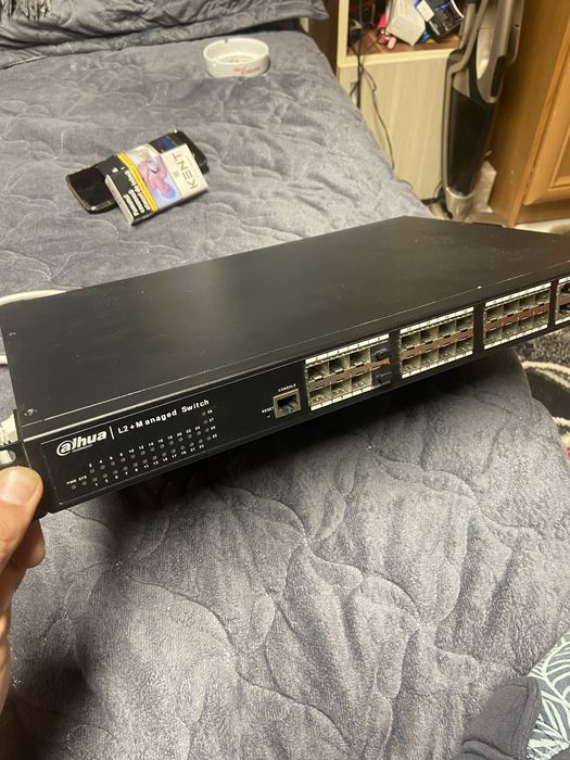 Switch alhua aparent functional dar nu cunosc mai mult