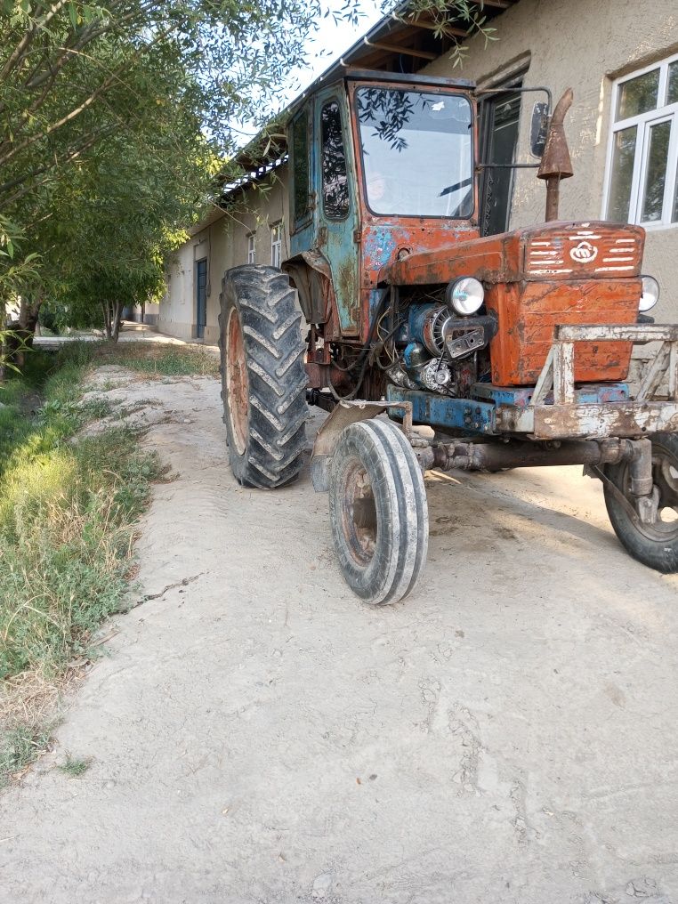 Traktor sotiladi