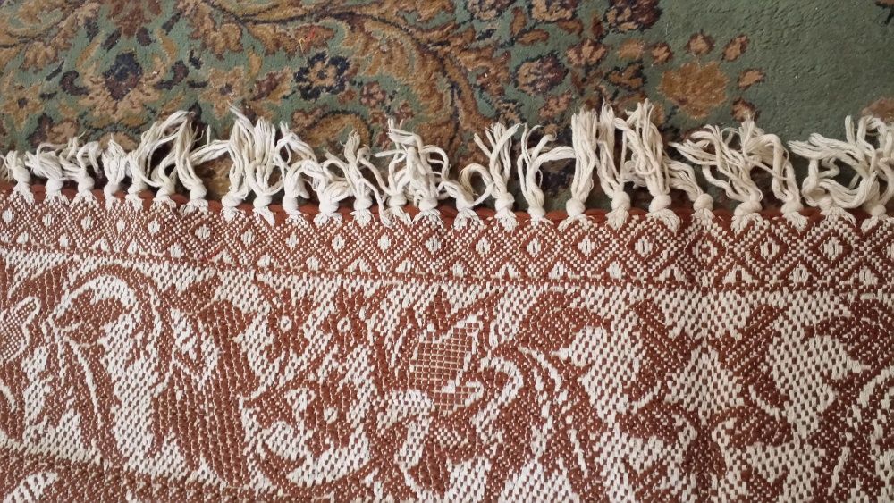 Cuvertura superba cu franjuri in doua culori,noua