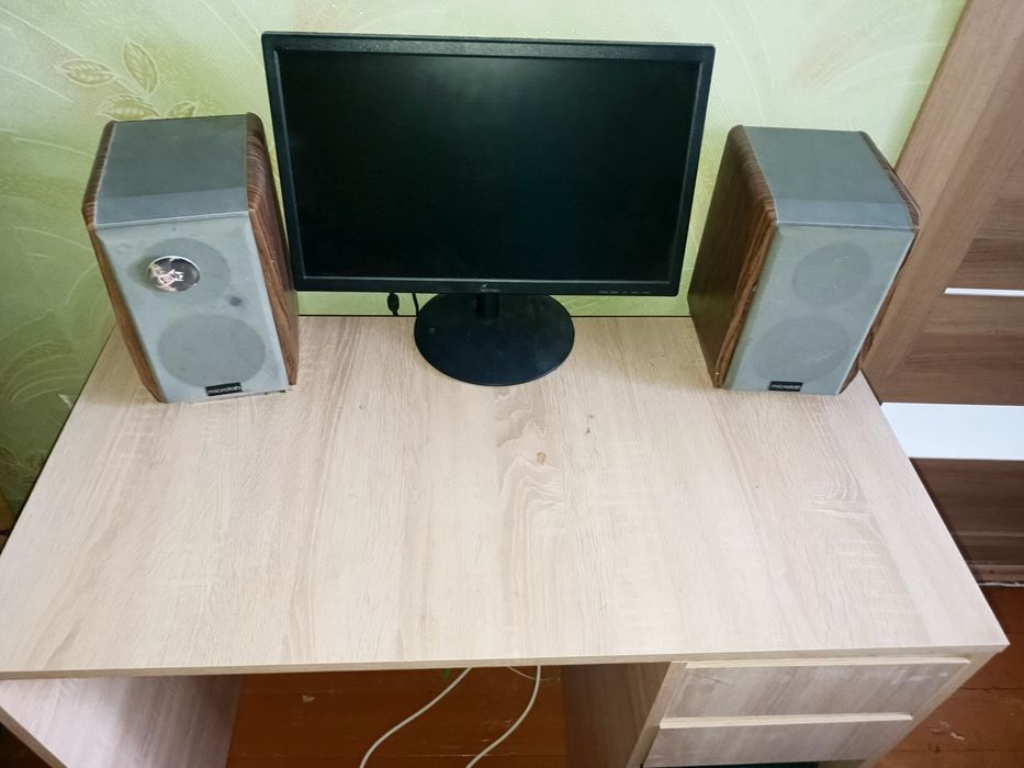 Продам стол компьютерный