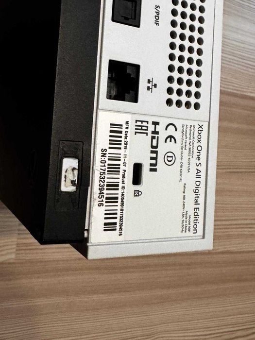 Xbox One S All Digital Edition + 2 Controllere + alte accesorii