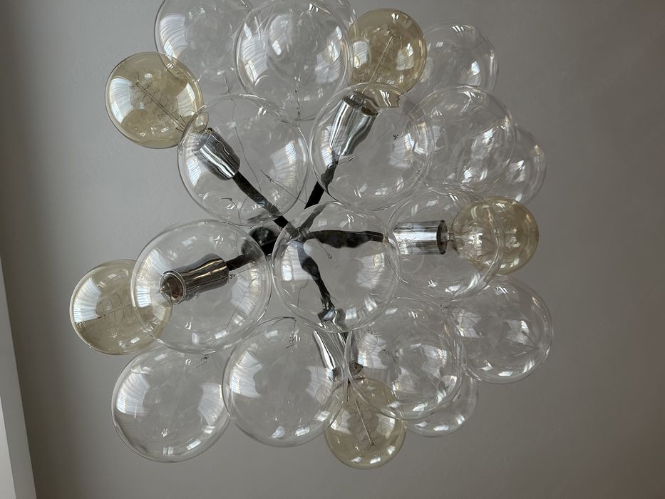 Candelabru din sfere de sticla