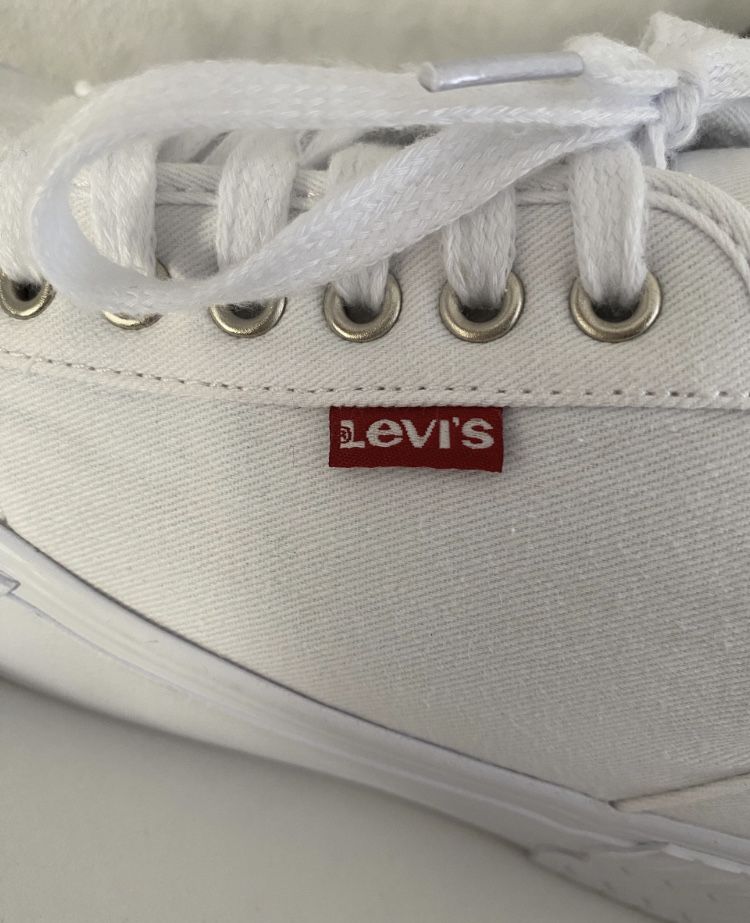 Новые кроссовки Levi's