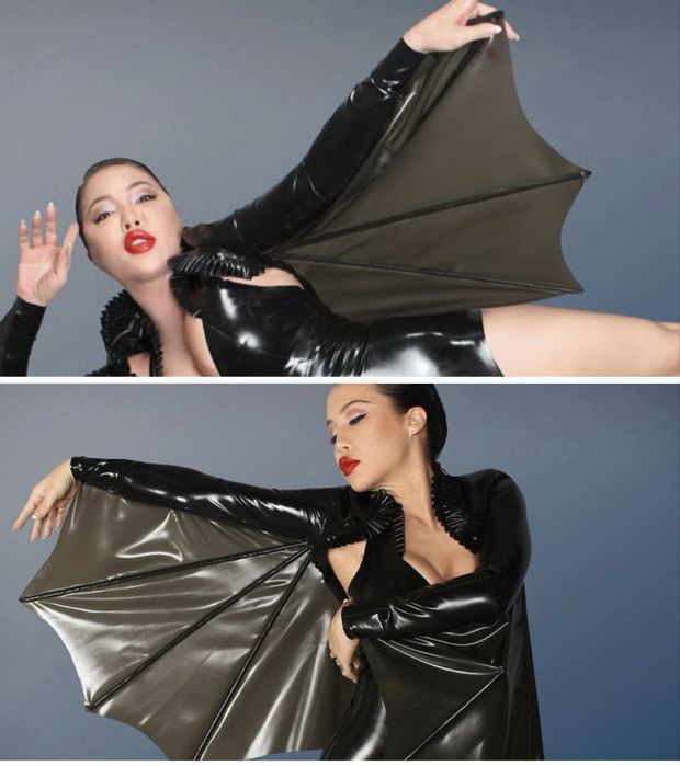 Продавам черно латексово боди тип “прилеп”