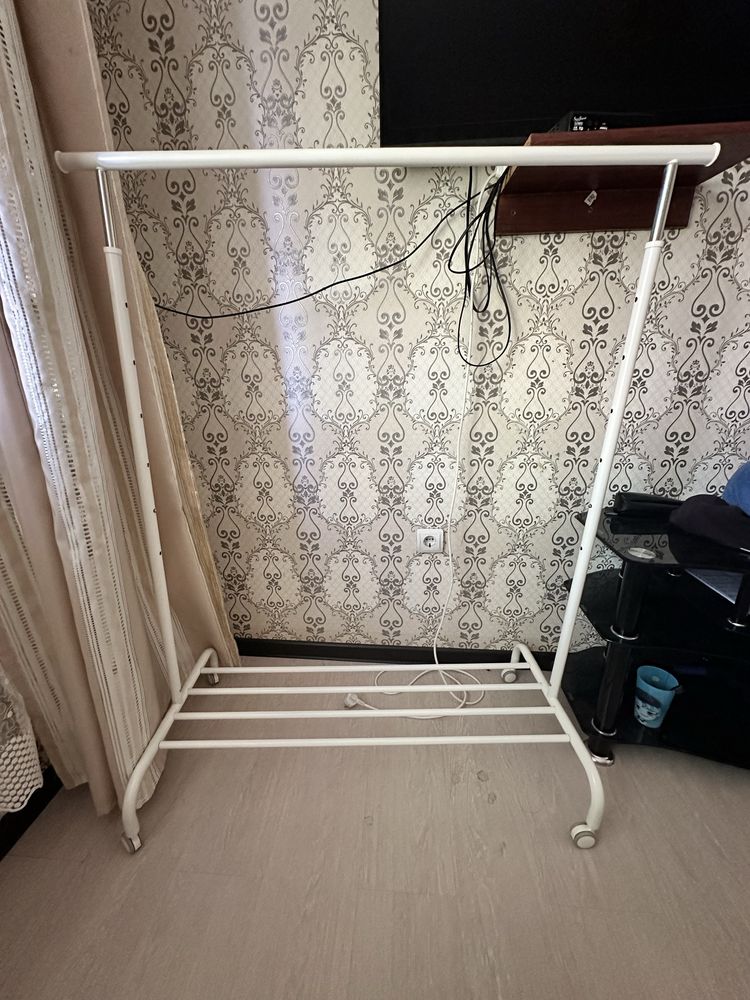 Продается стойка для одежды икея