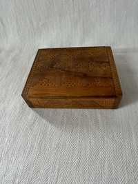 Стара дървена кутия, дърворезба