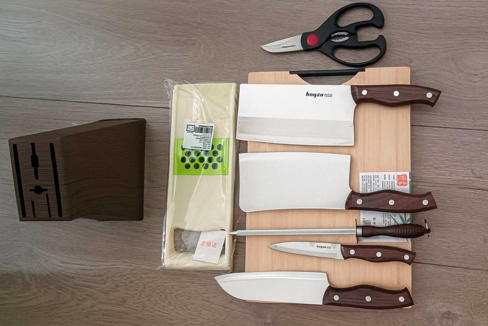 Кухонный набор: ножи + тёрка + деревянная доска — новый