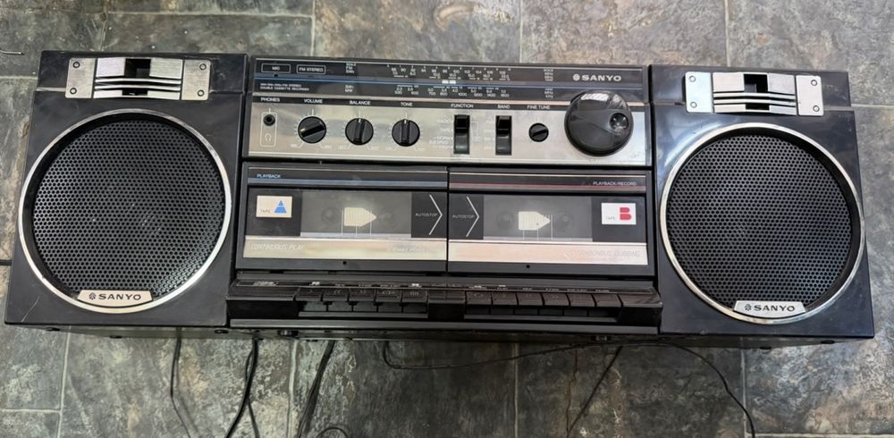 Sanyo MW170K двукасетъчен радио касетофон