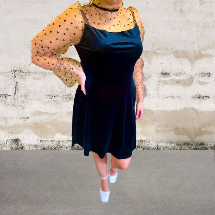 Сладка къса черна кадифена рокля с дантелени ръкави в бежово