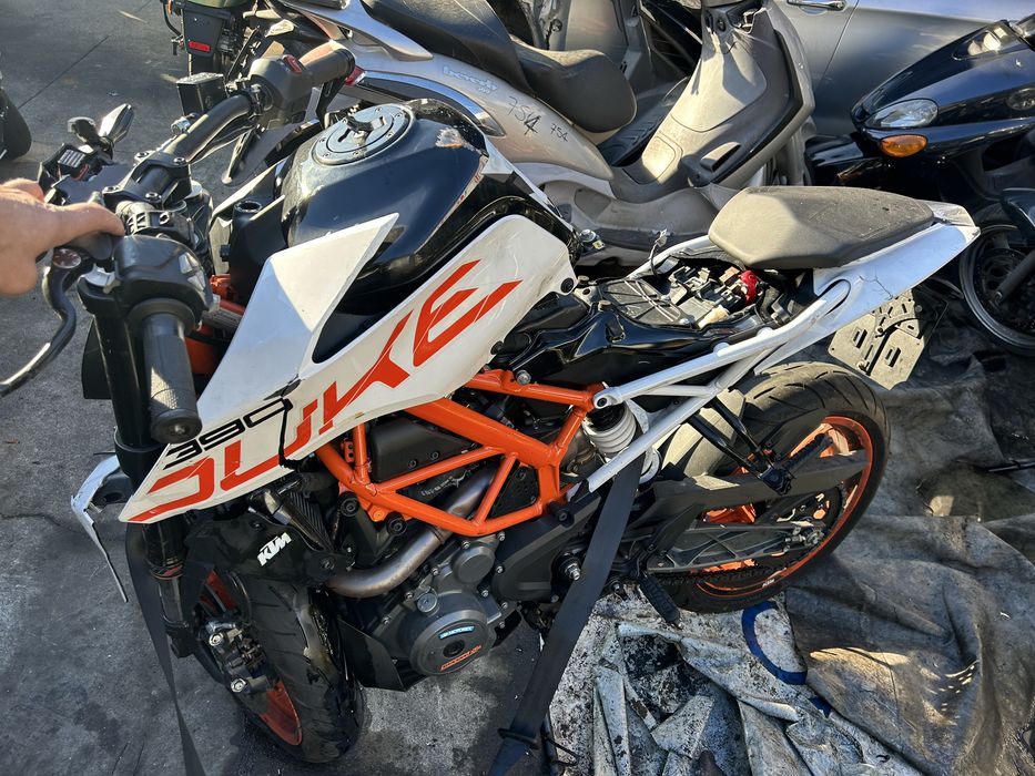 Продавам мотор КТМ Duke на части.