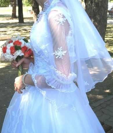 Rochie de mireasă, albă, stil prințesă,cu crinolină și boleró dantelat