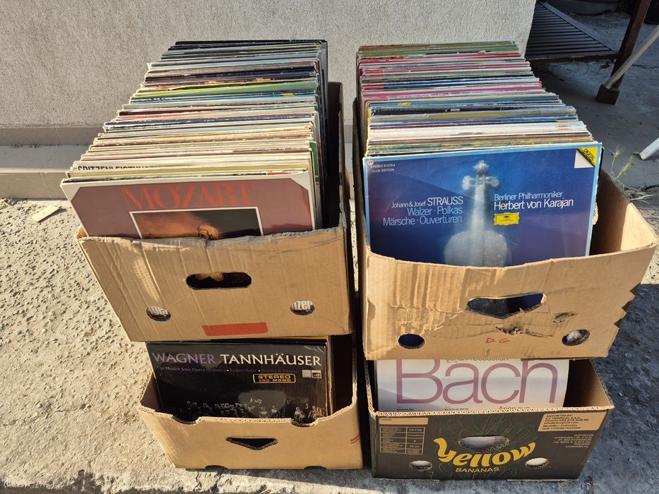 Vând colecție de 200 de discuri vinil cu muzică clasică mixtă.