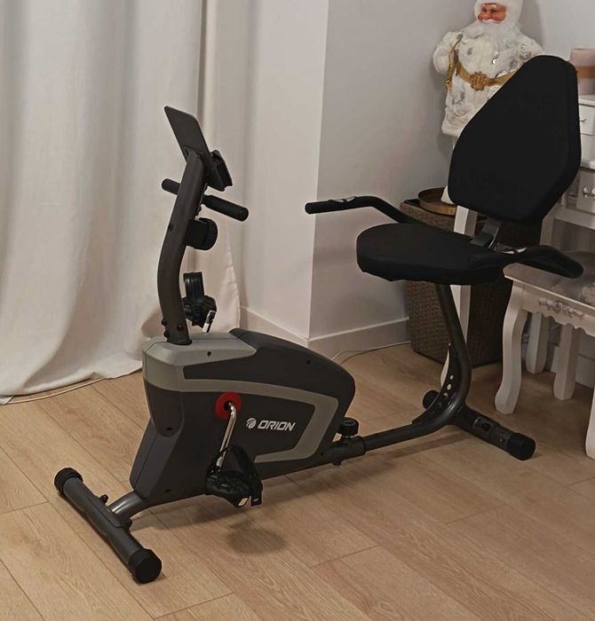 Bicicleta de camera cu șa lunga și spătar.