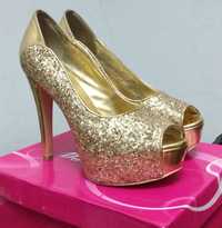 Золотистый туфли