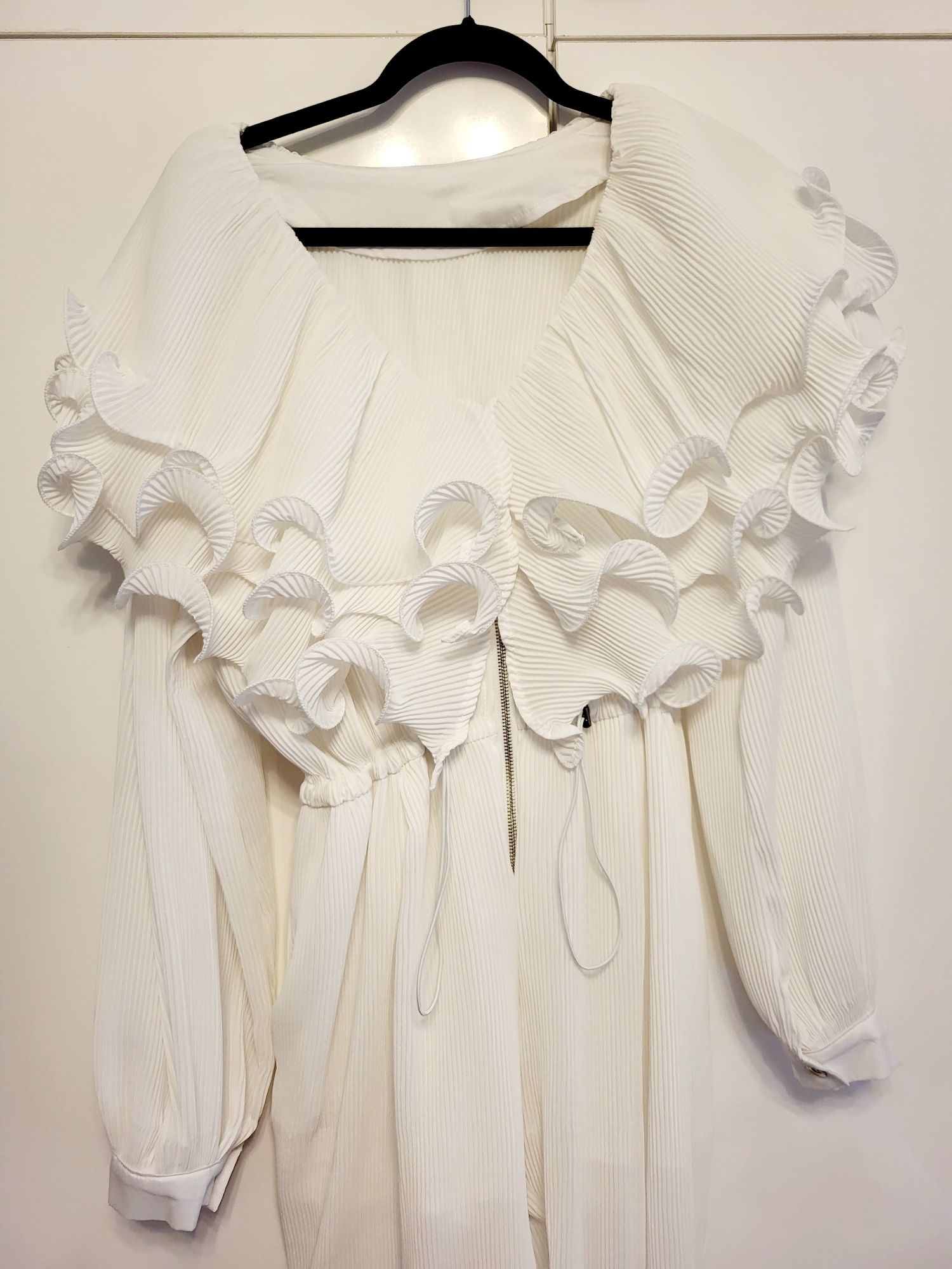 Salopeta alba pantaloni luni mâneci lungi
