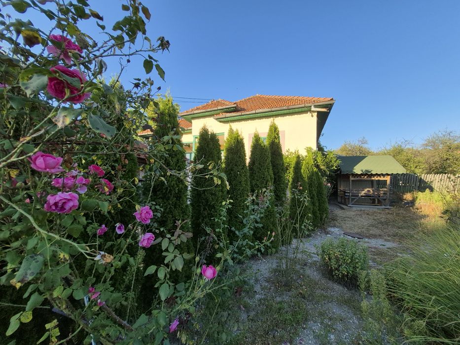 Vând casa în comuna Poienari de Muscel (centru)