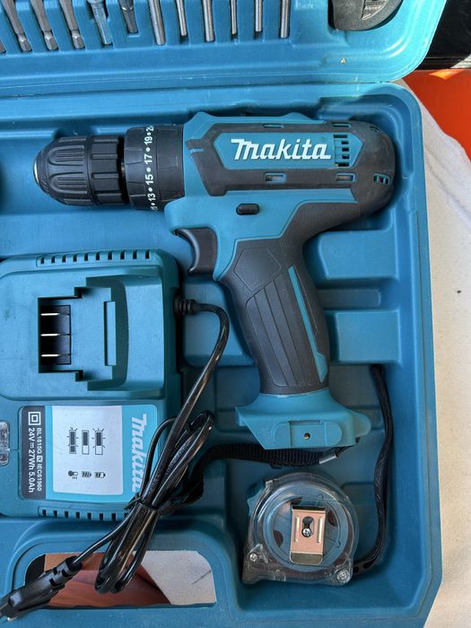 Акумулаторен винтоверт Makita с комплект инструменти