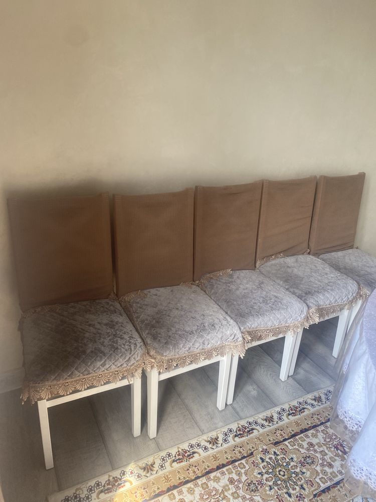 Продам круглый стол и стулья