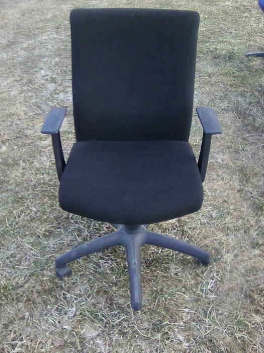 scaun rotativ negru marime medie