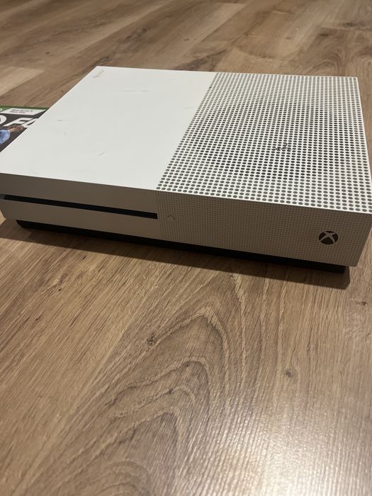 Xbox one 500 GB с два джойстика и фифа24