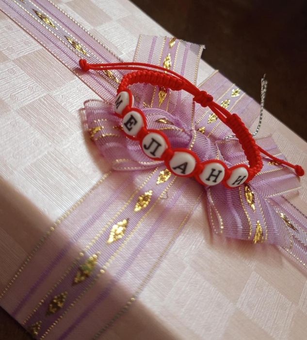 Ръчно изработени гривни и ключодържатели.