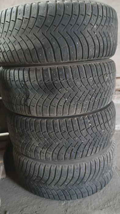 Продам резину  комплект 235/55/19