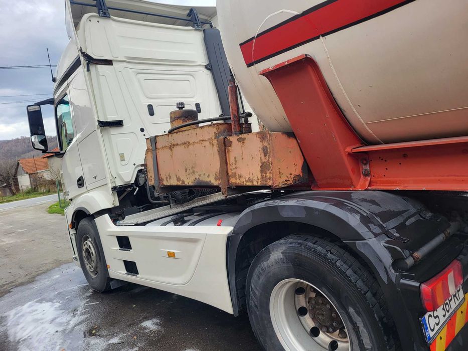 Vand cap tractor +remorca cisterna basculabila