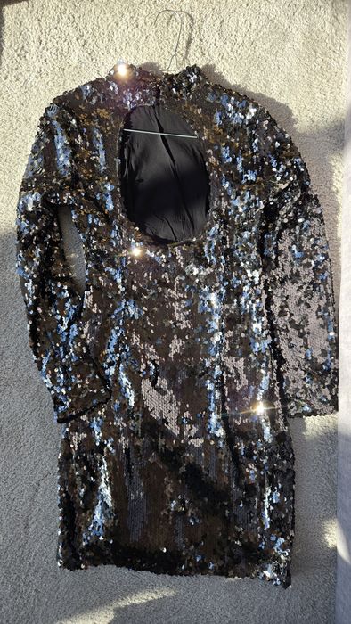 Бляскава новогодишна рокля Mango