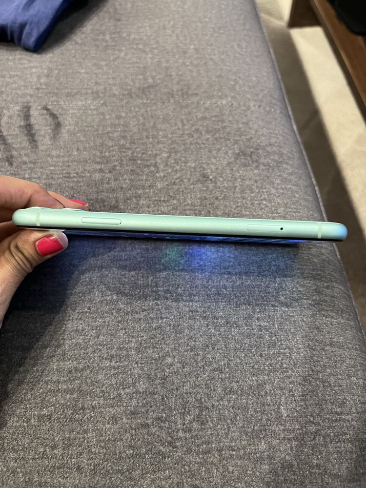 Iphone 11 с гаранция в отлично състояние