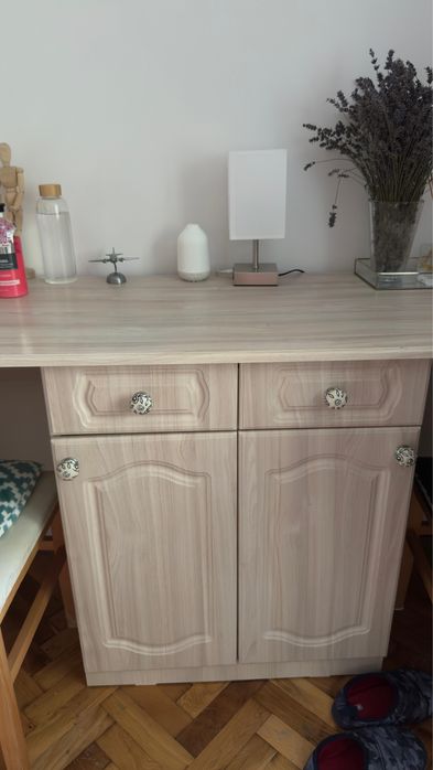 vând pat cu saltea inclusă și birou pentru 2 copii