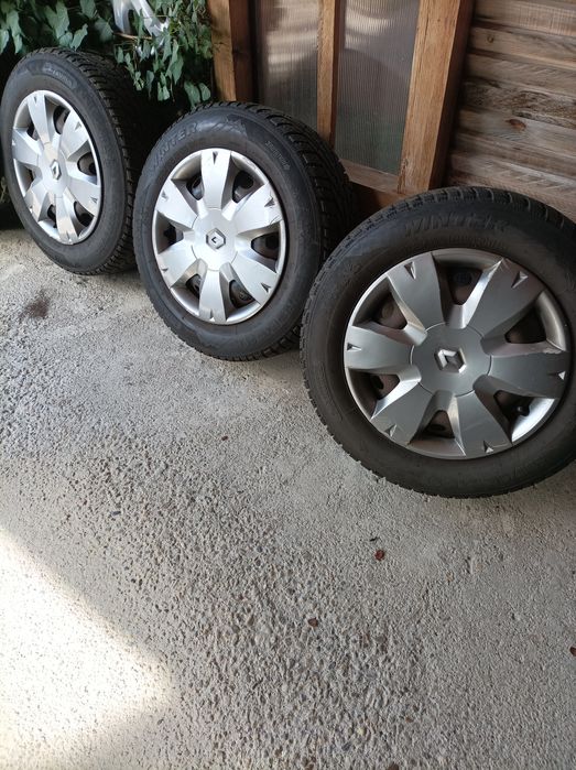 Vând anvelop de iarnă cu jante din oțel