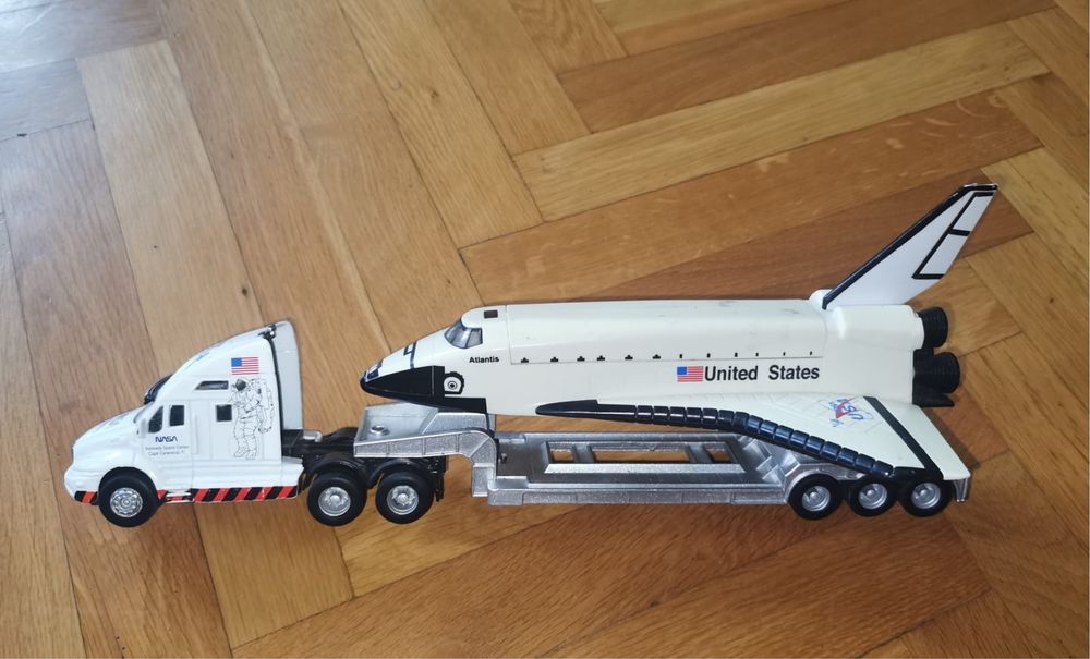 Американски транспортен камион Maisto бял космическа совалка Атлантис