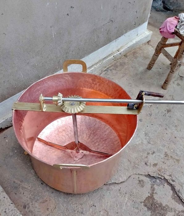 Vând căldare din cupru alimentar capacitate de 120 litri cu fundu de 4