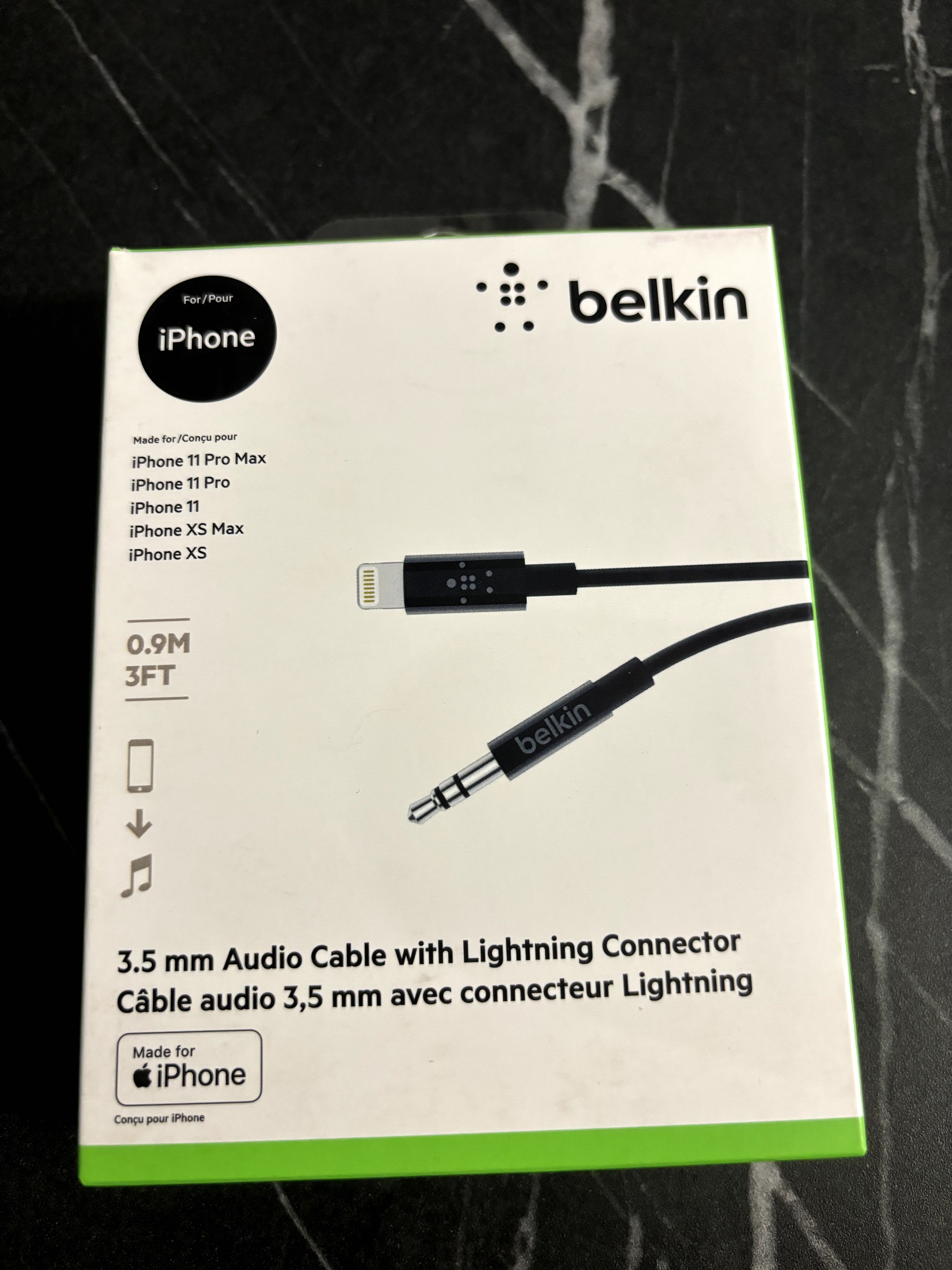 Аудио кабел Belkin 3.5 mm жак към Lightning 0.9 метра за iPhone