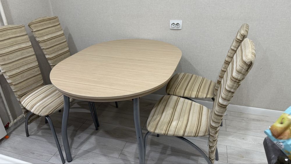 Стол со стульями