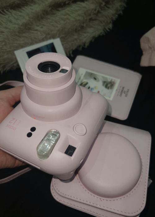 Instax 12mini с комплектом, без пленки (надо купить ее отдельно)