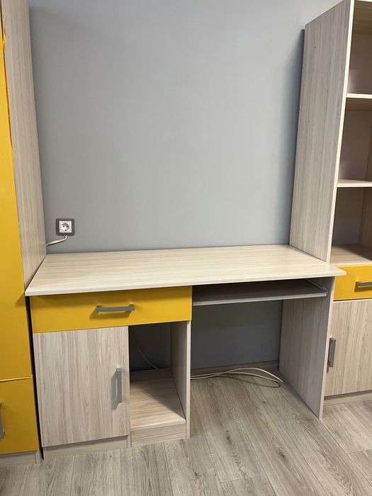 Секция с жълто фолио, но отдолу е синия