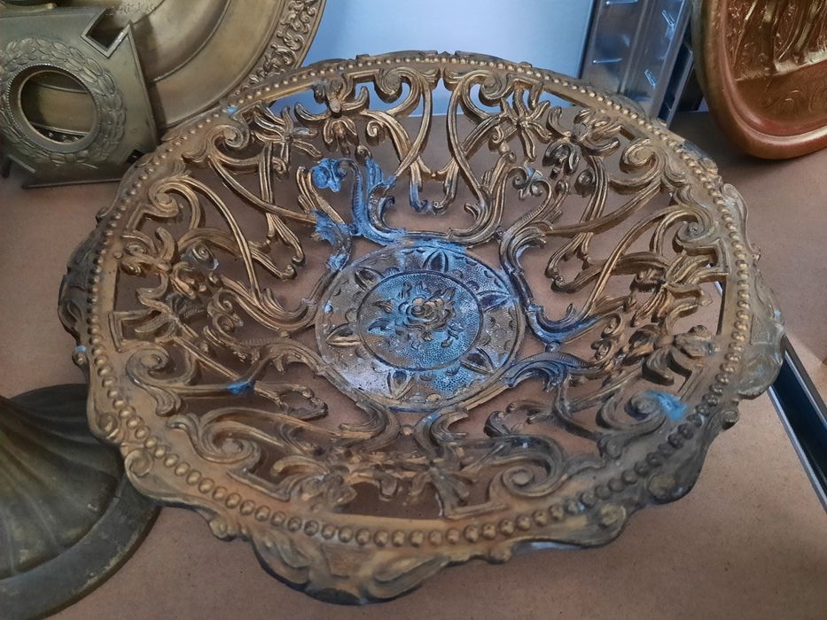 Бюст, бутилка, часовник, римски кани