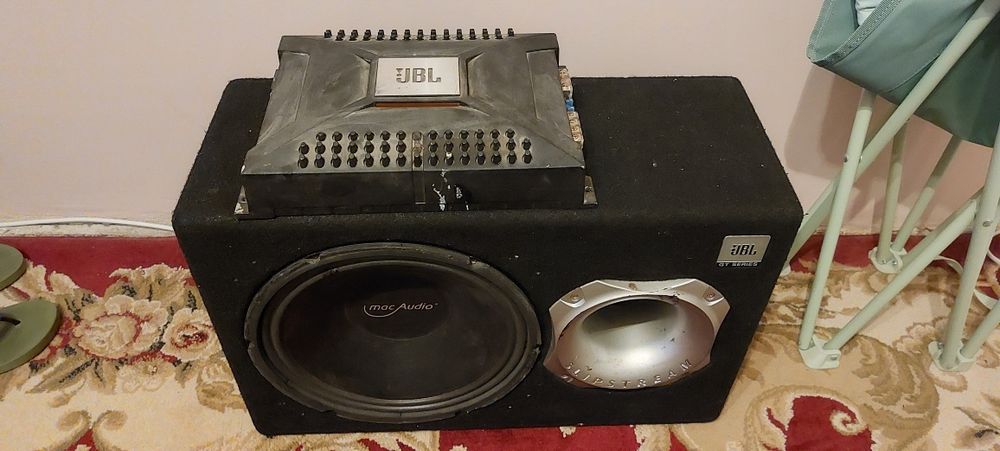 Subwoofer auto cu amplificator