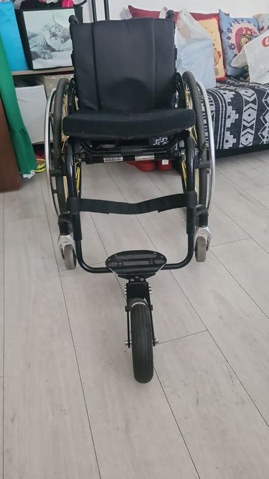 Vând scaun rulant activ