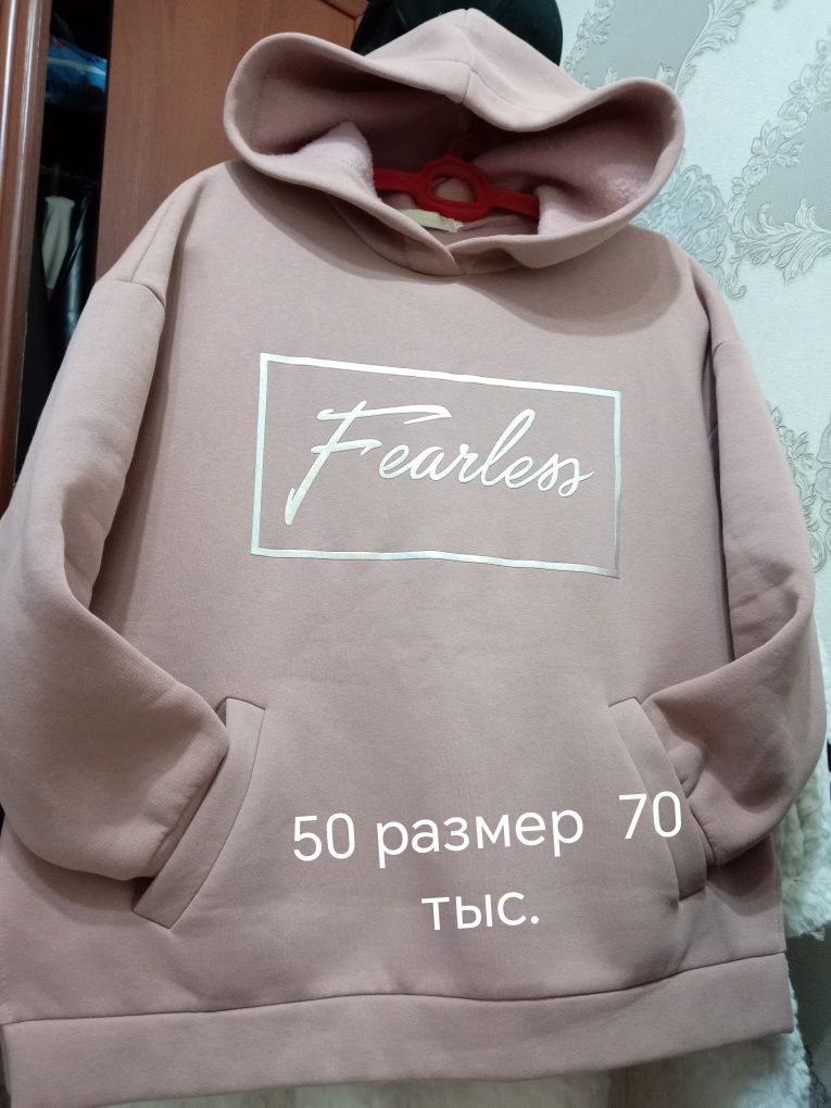 Сапоги казаки и женские вещи разного размера.