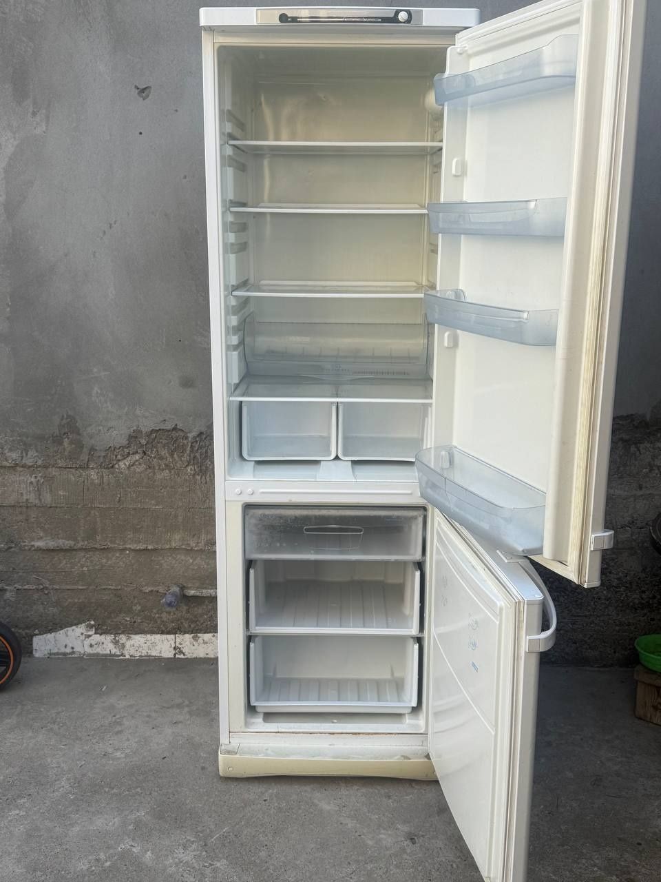 Продается срочно холодильник Indesit